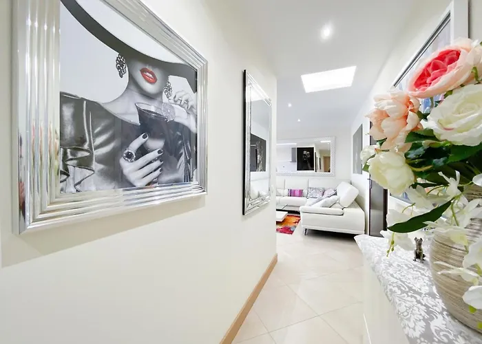 Luxury With Swimming Pool #1903 아파트